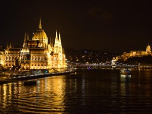 写真を撮れなくても私の心に刻まれた、ドナウ川沿いの不思議な像