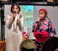 〝シンママ友だち〟の浜田ブリトニー（右）と息の合ったトークを繰り広げるおかもとまり＝東京・浅草の「漫画ギャラリーCAFEオカオカ」