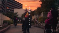 ベビーカーを押す夕暮れの場面でも（提供画像）