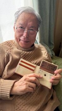 19年前に姉妹からもらった財布を大切にとっていたという父／投稿主さん提供