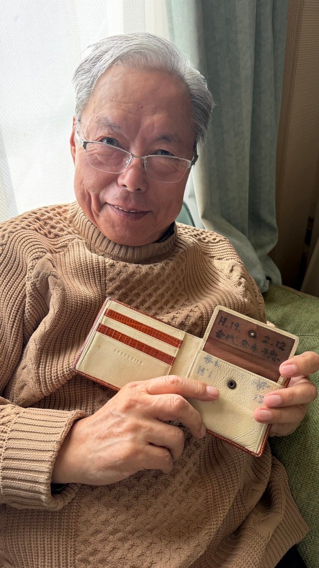 19年前に姉妹からもらった財布を大切にとっていたという父／投稿主さん提供