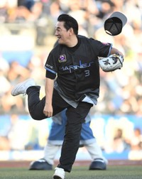 始球式を務めたピエール瀧＝ZOZOマリンスタジアム