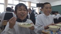 小豆島で育ったオリーブ牛を給食で提供　土庄小学校