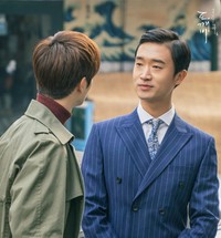 ドラマ「トッケビ〜君がくれた愛しい日々〜」で人格者のキム秘書を演じ、日本でも知名度を上げた（出典：tvN）
