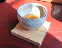 端材を再利用したコースターは使用後に持ち帰れる