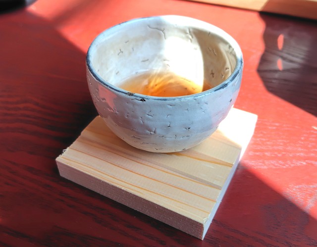 端材を再利用したコースターは使用後に持ち帰れる