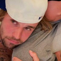 ジャスティン・ビーバー、愛息と妻との親密ショットを公開