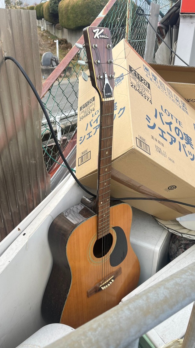 ゴミ捨て場で見つけたKAWAI製ギター　れんたろさんが修理し、再び音を取り戻そうとしている／れんたろさん（@rentaro_77）提供