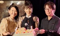3月生まれのバンドメンバーであるギタリスト・土方隆行（右）、コーラスの歌手・大滝裕子（左）とバースデーケーキを手にする未唯mie＝東京・目黒のBLUES ALLEY JAPAN