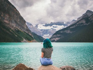 わたしの髪は青だから、青を守る。ポストが赤く、喪服が黒いように