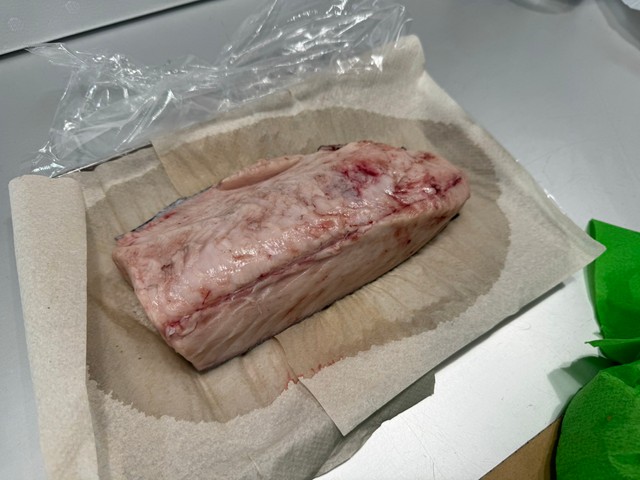 今回食べたバラムツ。染み出してるのは水？それとも油？