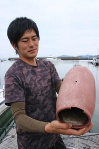 タコつぼを手に参加を呼びかける竹田社長