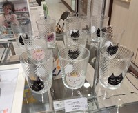 ガラスデザイナーとしても活躍する川上麻衣子が　「新宿にゃあ博」に出品した猫イラスト入りのグラス＝都内の小田急百貨店新宿店