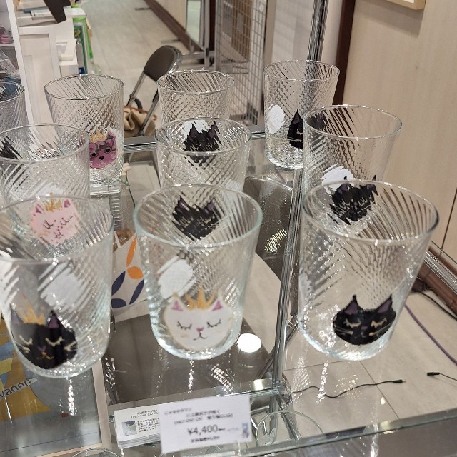 ガラスデザイナーとしても活躍する川上麻衣子が　「新宿にゃあ博」に出品した猫イラスト入りのグラス＝都内の小田急百貨店新宿店