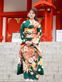 鮮やかな振り袖姿を披露した福山絢水