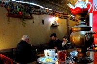 イランで「チャイ・ハーネ」と呼ばれる伝統的な喫茶店。ハーネは「家」の意で、庶民の憩いの場となっている＝2022年1月24日、テヘラン、飯島健太撮影