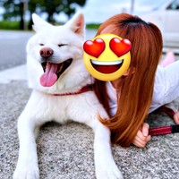 飼い主さんと寄り添って満面の笑みを浮かべるまゆちゃん（画像提供：秋田犬まゆさん）