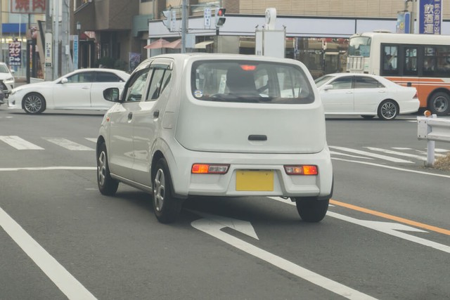 右折待ちの乗用車　※画像はイメージです（DragonImages/stock.adobe.com）