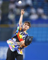 ファーストピッチセレモニーで力投するボートレーサーの中曽瑠華=神宮