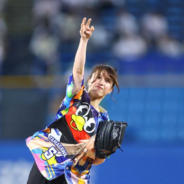 ファーストピッチセレモニーで力投するボートレーサーの中曽瑠華=神宮