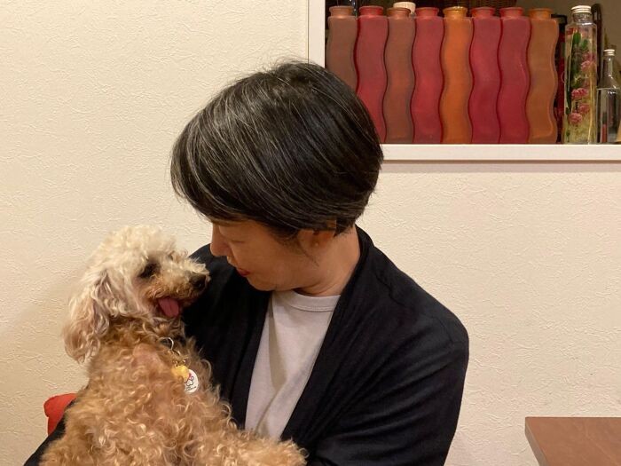 ホストファミリーのおかあさんと。エルモちゃん、すこ～し緊張ぎみかな、笑