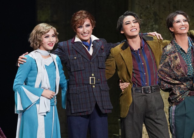 主人公アレックスを演じる水美舞斗（左から２人目）、バーバラ役のきよら羽龍、ジーノ役の鷹翔千空、スペンサー役の亜音有星＝梅田芸術劇場シアター・ドラマシティ