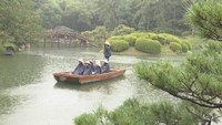 栗林公園の和船が就航15年　湖上から雨の庭園を眺める　香川