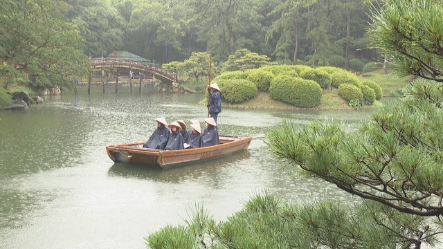 栗林公園の和船が就航15年　湖上から雨の庭園を眺める　香川