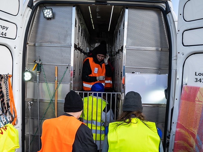 犬の救出・運搬用に特注したバンに犬たちを乗せ、イタリアを目指して片道2000キロを走る　(c)LAV