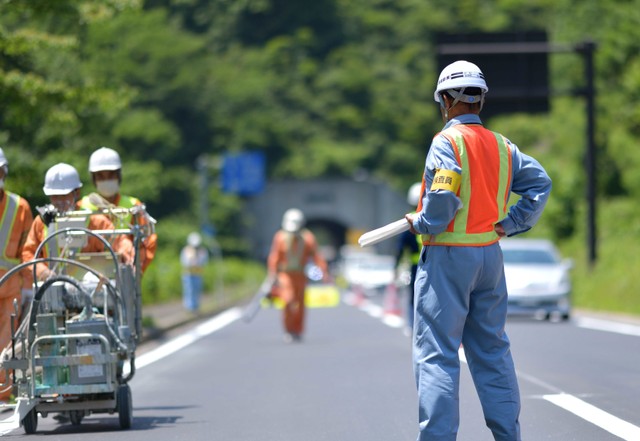 道路の路面標示工事を行う作業員たち※画像はイメージです（godfather/stock.adobe.com）