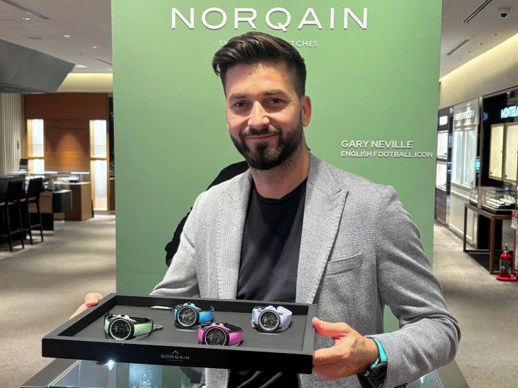 ノルケインの人気モデル「ワイルドワン」をトレーに並べるトビアス・カッファー副社長