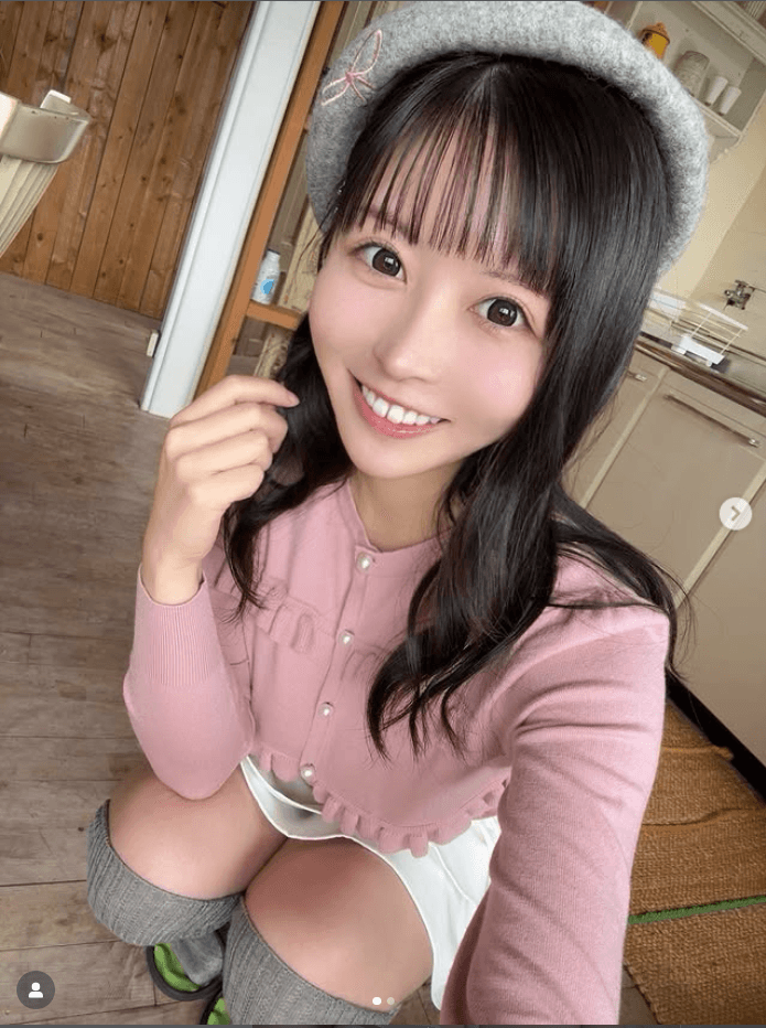 「FLASH」（25年12月2日発売号）に登場した丸山りさのオフショット　本人のX（＠risamaruchan_）より＝2025年12月4日投稿