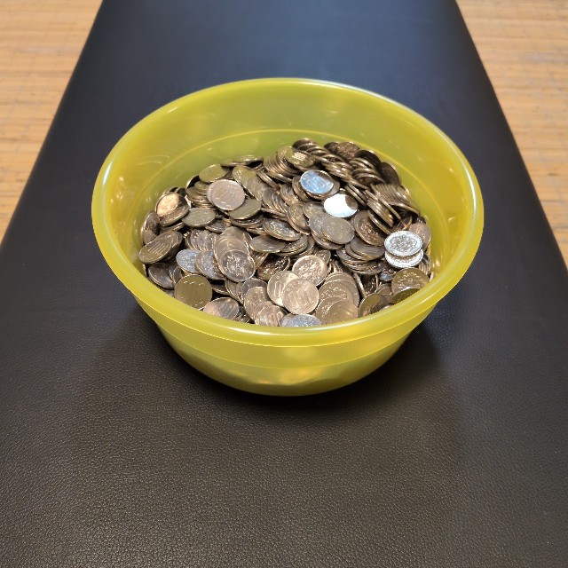 後日、投稿を見た客様が85000円分の100円玉を持ってきてくれたという（京都玉の湯提供）