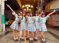 奉還町商店街のＰＲ大使に就任したアイドルグループ「スキトオルアオ」