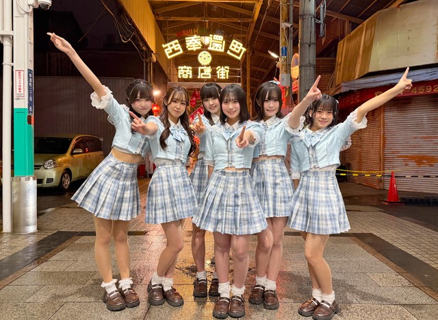 奉還町商店街のＰＲ大使に就任したアイドルグループ「スキトオルアオ」