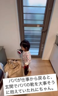 パパの靴を玄関から大事そうに抱える、れにちゃん／投稿主さん（@amakuticurry）提供