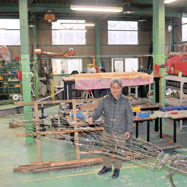 ）西野さんが作品を制作している元板金工場の工房（亀岡市薭田野町太田）