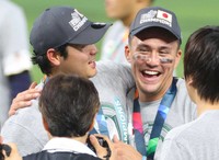 WBCで世界一に輝き、笑顔で抱き合った大谷翔平（左）とラーズ・ヌートバー＝3月22日、米国・マイアミのローンデポ・パーク