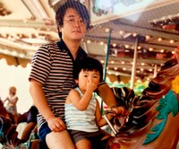 山岸俊介さんが5歳の時、お父さんとのディズニーランドでの思い出の写真（山岸さん提供）