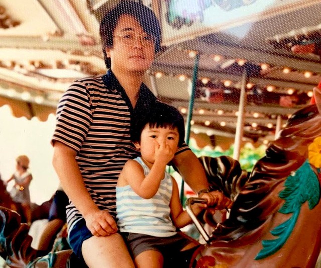 山岸俊介さんが5歳の時、お父さんとのディズニーランドでの思い出の写真（山岸さん提供）