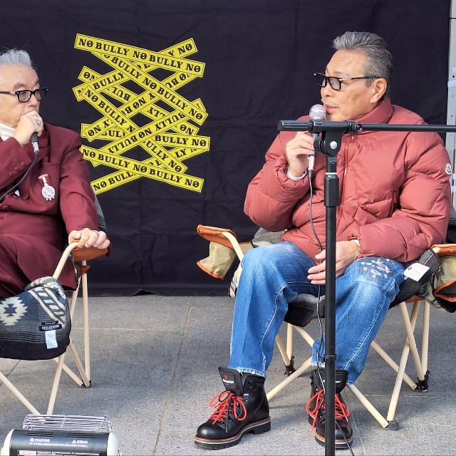トークイベントで「いじめ問題」について語り合った田代まさし（左）と井上ケイ氏＝神奈川県の茅ヶ崎市役所前
