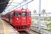 空港線を走るサンシャイン号。真っ赤なボディに太陽のヘッドマークが印象的