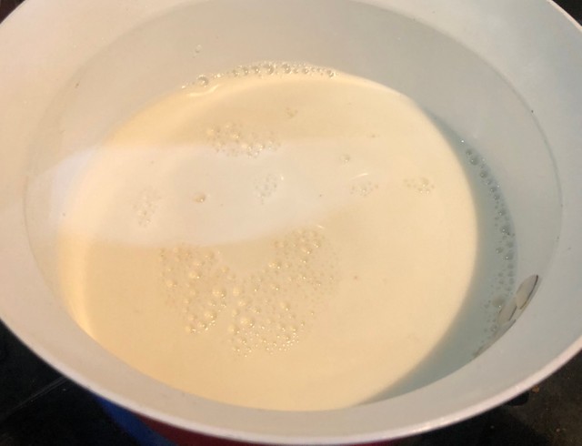 低温殺菌牛乳と砂糖を鍋に入れて温めます。砂糖が溶ければOKです！