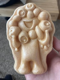 フードトラックで購入できる、ミャクミャクもなかアイス。486円　