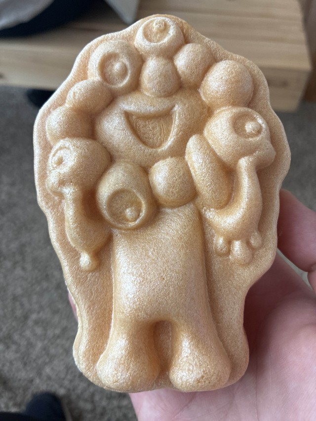 フードトラックで購入できる、ミャクミャクもなかアイス。486円　