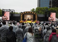 時折り雨の降るなかで行われた神戸コレクション