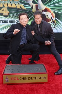 TCLチャイニーズシアターIMAXで行われた、俳優ジェームズ・ホンの95歳の誕生日を祝う手型と足型のセレモニーに出席したジェームズ・ホン（左）とピーター・クウォン©Ｎｉｎａ　Ｐｒｏｍｍｅｒ／ＺＵＭＡ　Ｐｒｅｓｓ　Ｗｉｒｅ／共同通信イメージズ