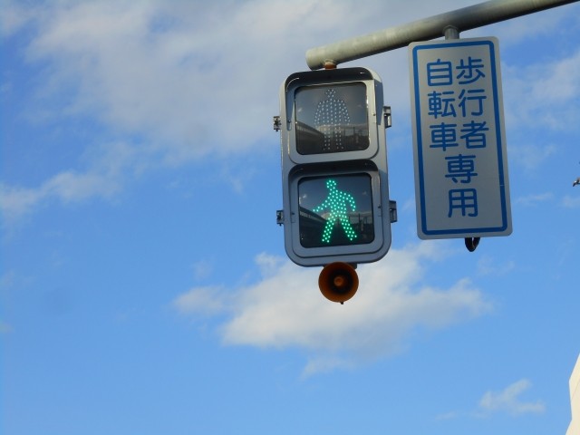 Xに投稿された「音響信号の大切さ」を訴える声が、大きな反響を呼んだ（photoACより「h****************」さん撮影、イメージ画像）