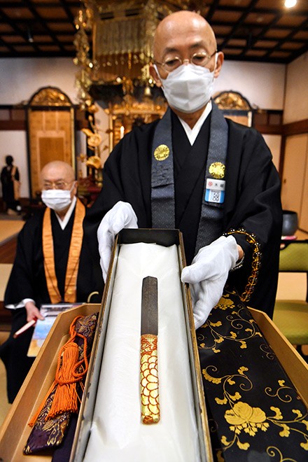 Medieval saint’s razor on display at Buddhist temple in Kyoto | The ...