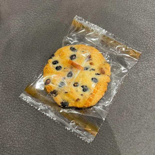 これはどう見ても黒豆せんべいでは…？（パントビスコさん提供）